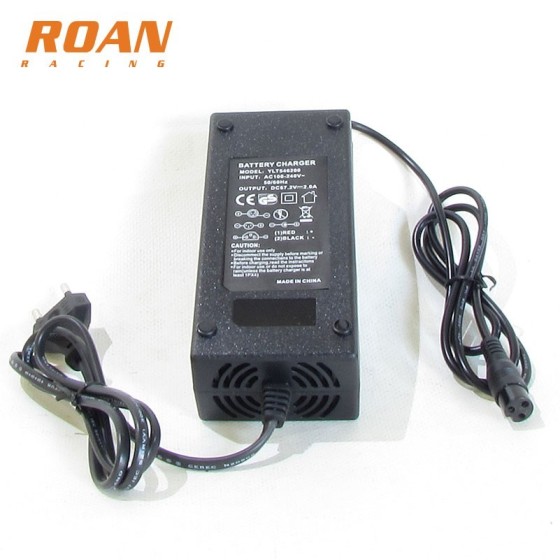Cargador bateria 67.2V-2A hembra - Motosapollo.com